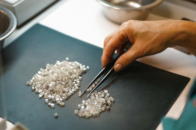 De Beers Group Confirms Support For G7 Sanctions de beer