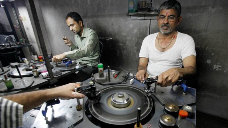 Gujarat Congress Urges Government Action for Diamond Artisans Amid Industry Slowdown surat diamond 1